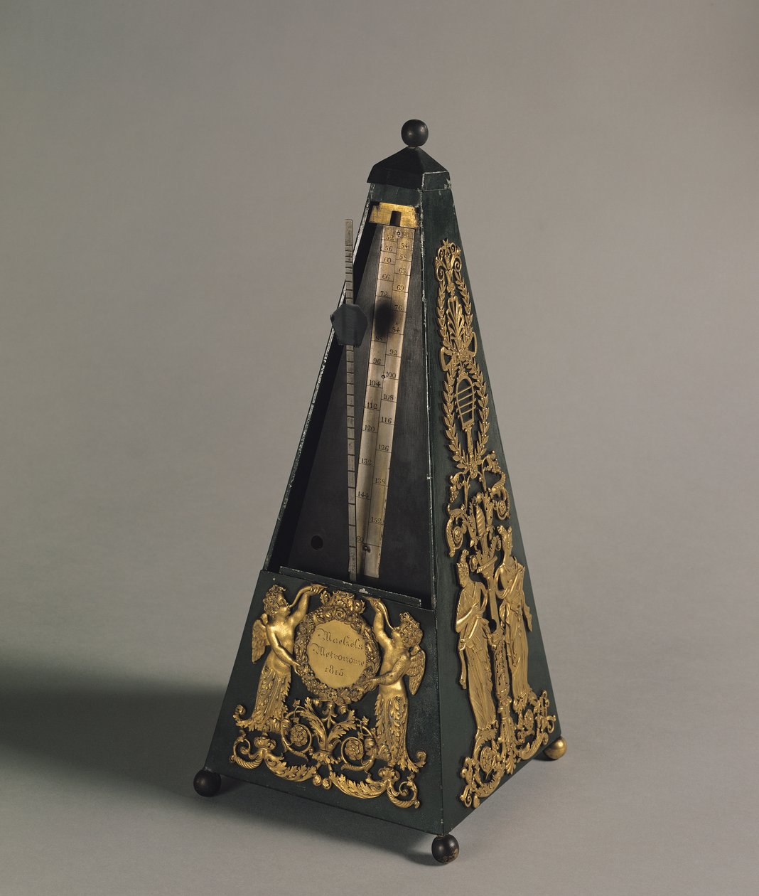 Pyramidální metronom, 1815 (malované železo a zlacený bronz) od Johann Nepomuk Maelzel or Malzel
