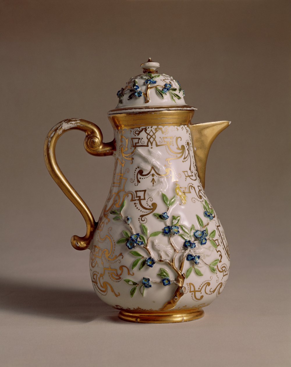 Kávová konvice, zdobená aplikovaným reliéfem, Míšeň, porcelán cca 1710 od Johann Friedrich Bottger