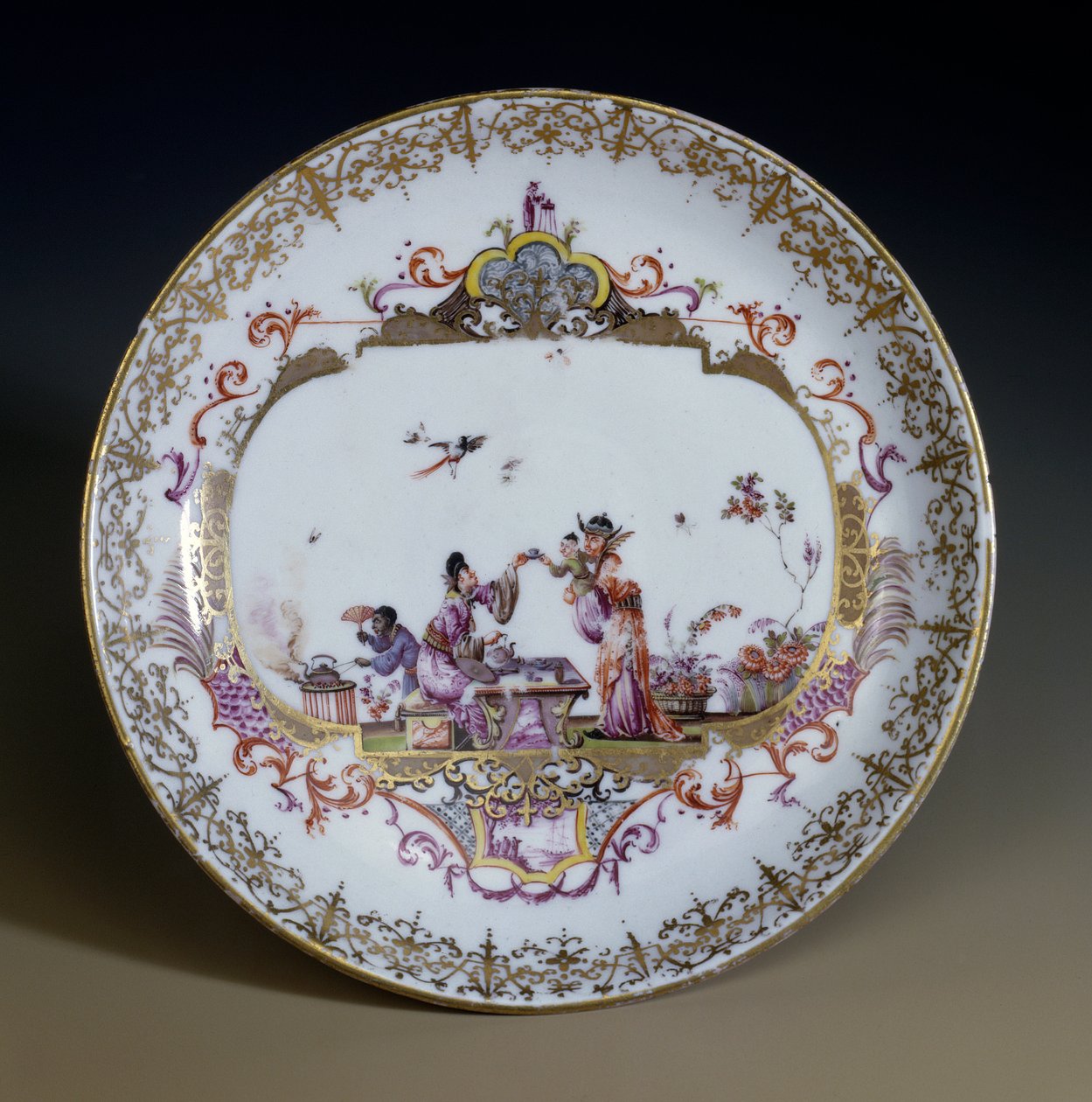Německé umění: Míšeňský porcelán. Chinoiserie představující asijské postavy pijící čaj. Talíř zdobený Johannem Gregorem Hoeroldtem (nebo Heroldem 1696-1775), kolem roku 1730. Paříž, dekorativní umění od Johann Gregor Herold
