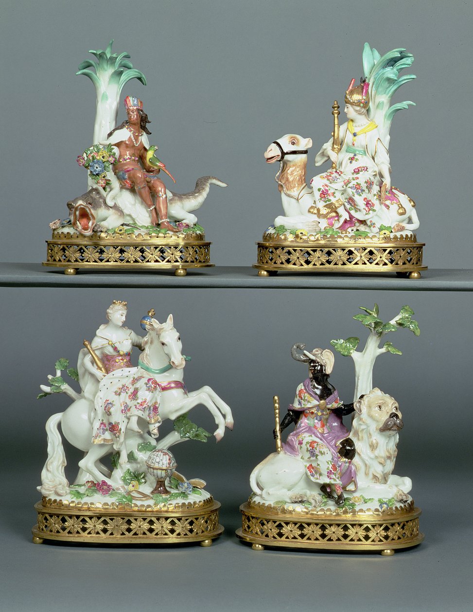 Čtyři míšeňské skupiny představující čtyři kontinenty spojené s Ludvíkem XVI. ormolu, modelovaný Johannem Joachimem Kandlerem (1706-75), polovina 18. století od Johann Joachim Kaendler