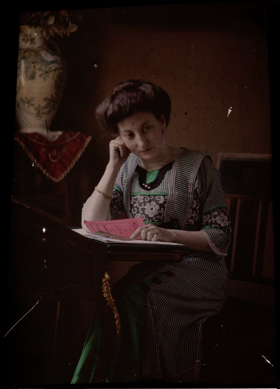 Žena za čtecím stolem od Johannes Hendrikus Antonius Maria Lutz
