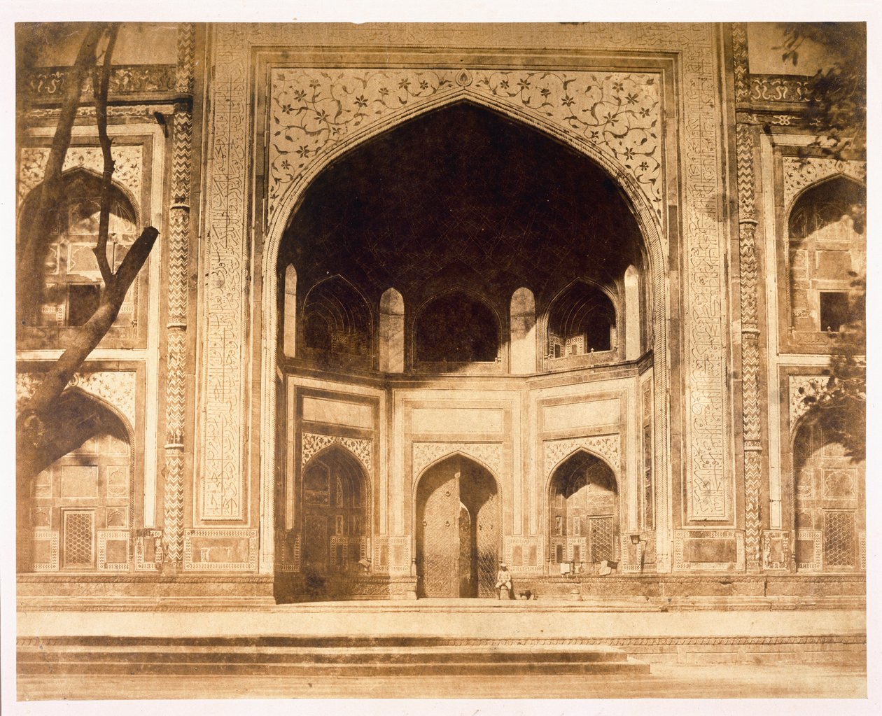 Mimo Taj Mahal, pravděpodobně ilustrovaný v „Photographic Views in Agra and its Vicinity“, 1858 (sépiová fotografie) od John Murray
