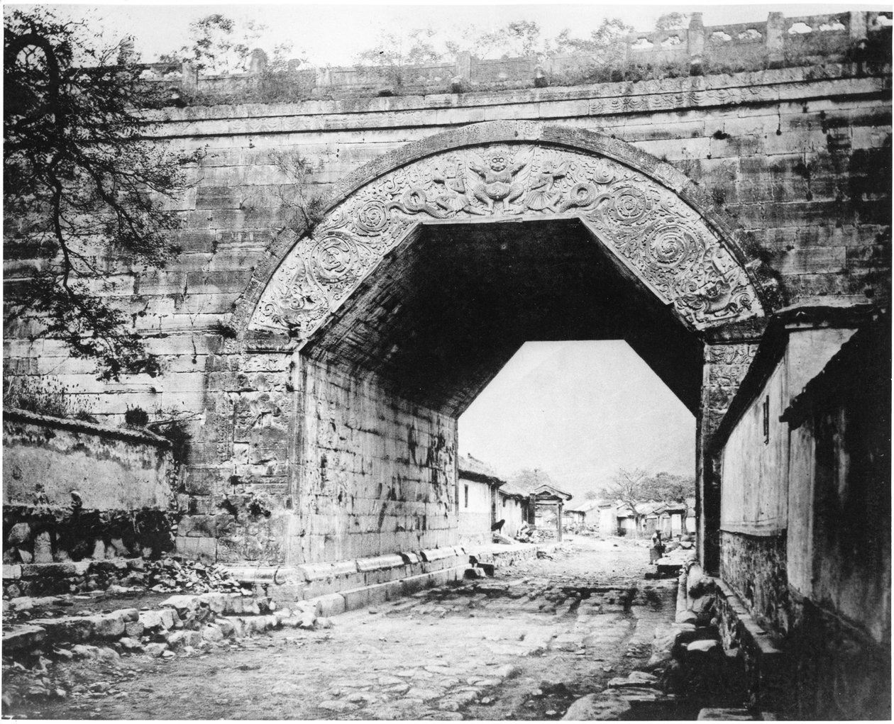 Starověký buddhistický oblouk v Kew-Yung-Kwan, kolem 1867-72 od John Thomson