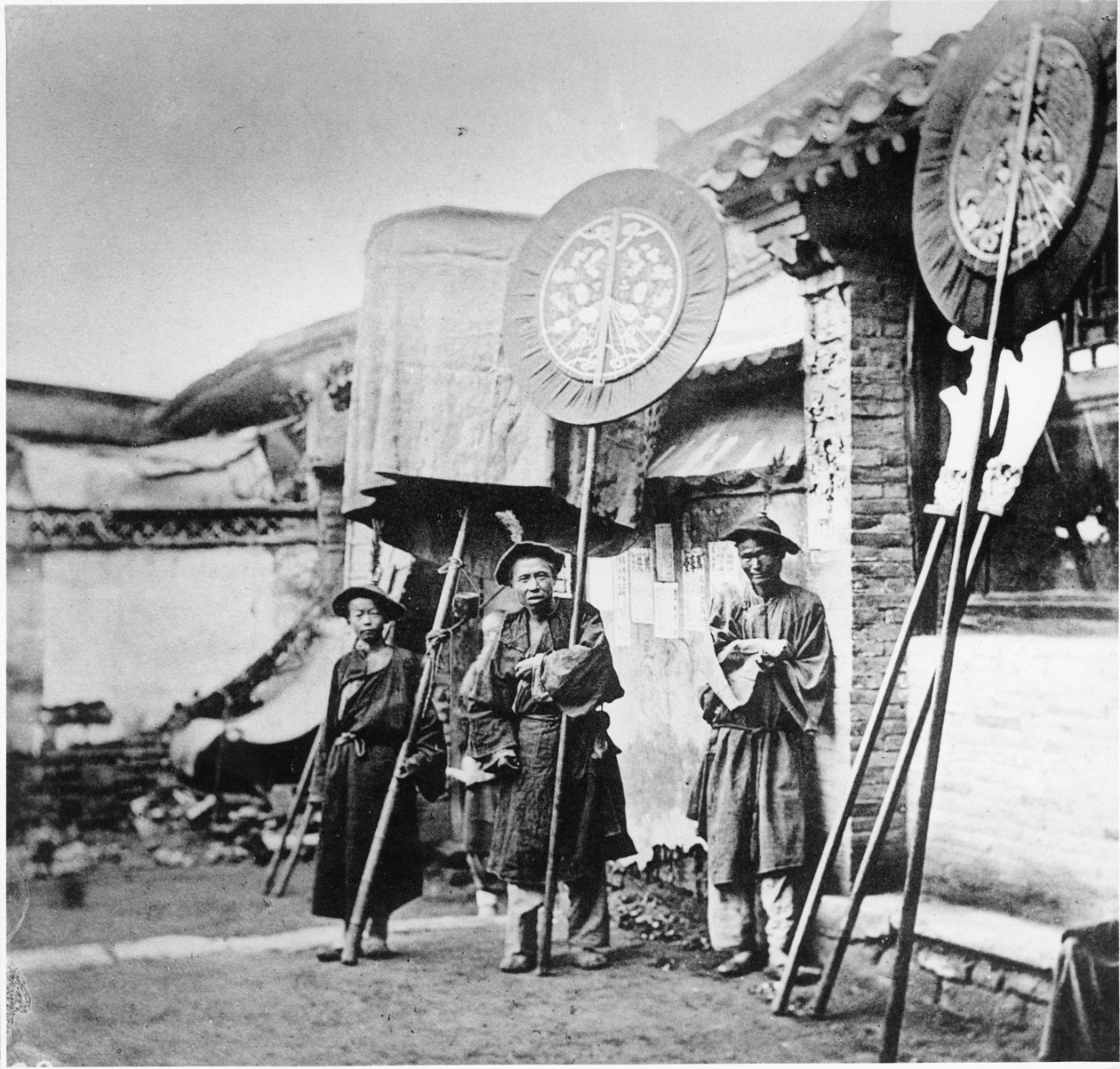 Bannermen at a Manchu Funeral, Peking, c.1872 od John Thomson