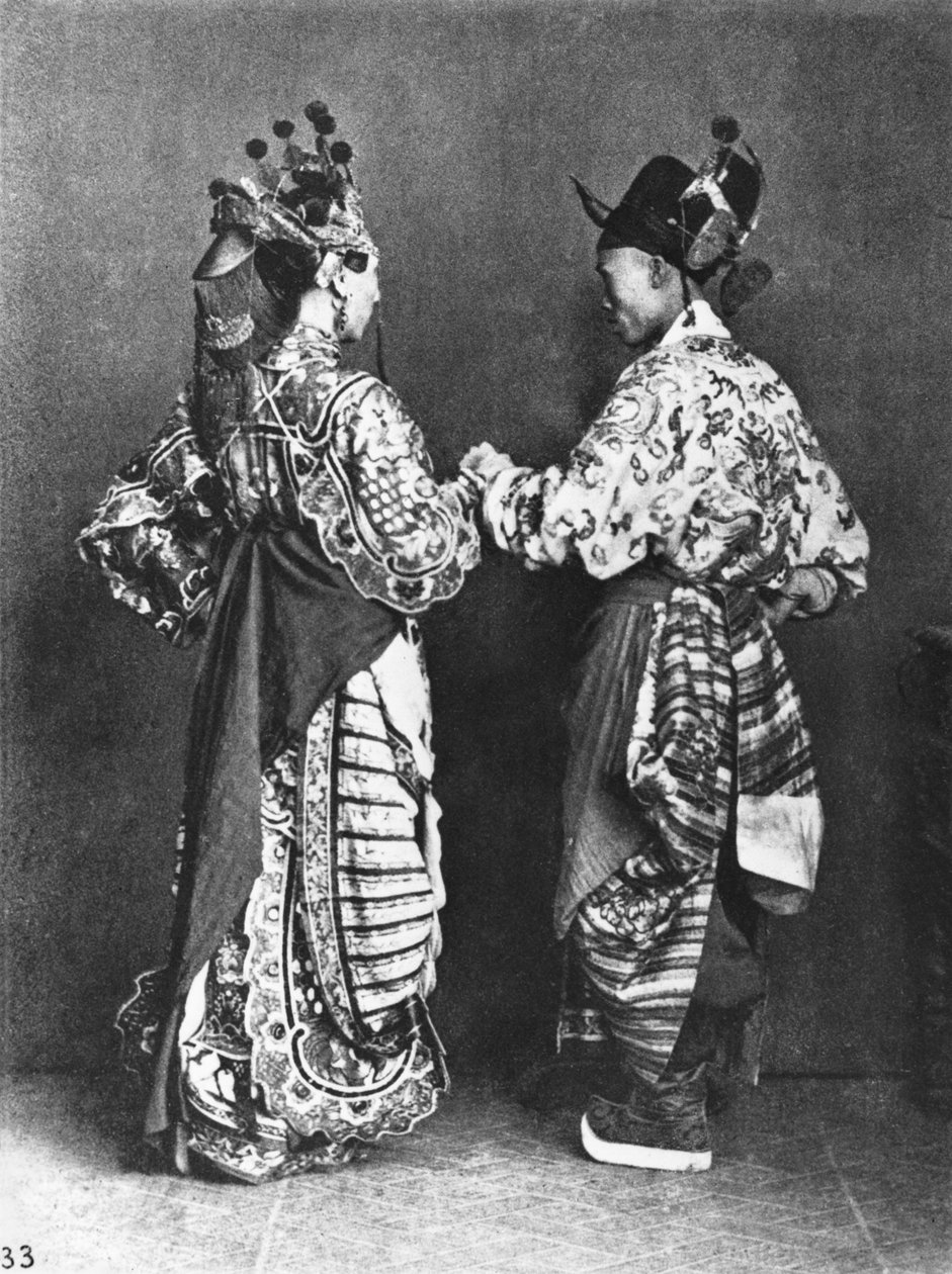 Čínští herci zezadu, c.1870 od John Thomson