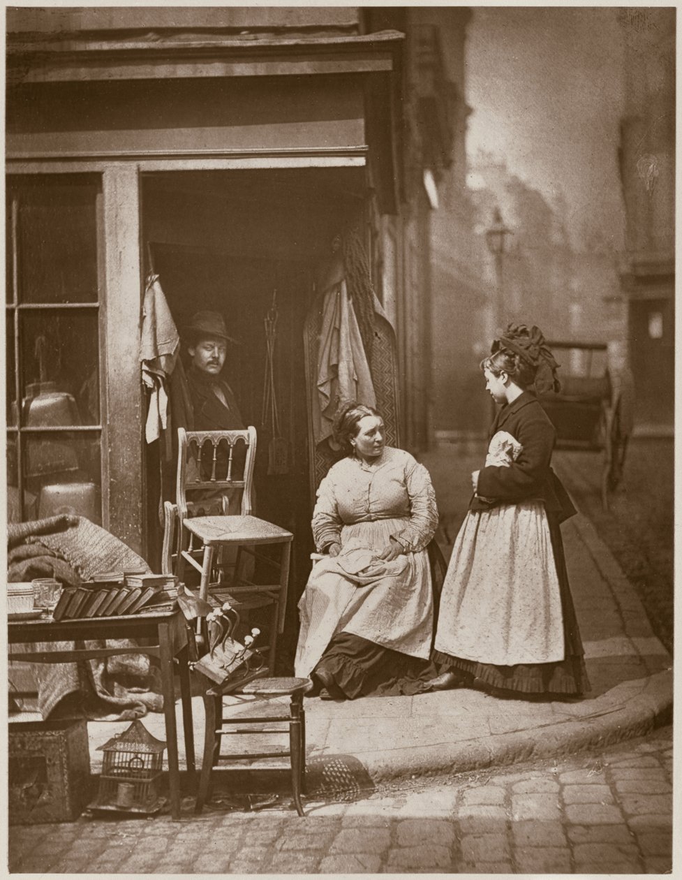 Starý nábytek, z knihy "Street Life in London", 1877-78 (woodburytype) od John Thomson