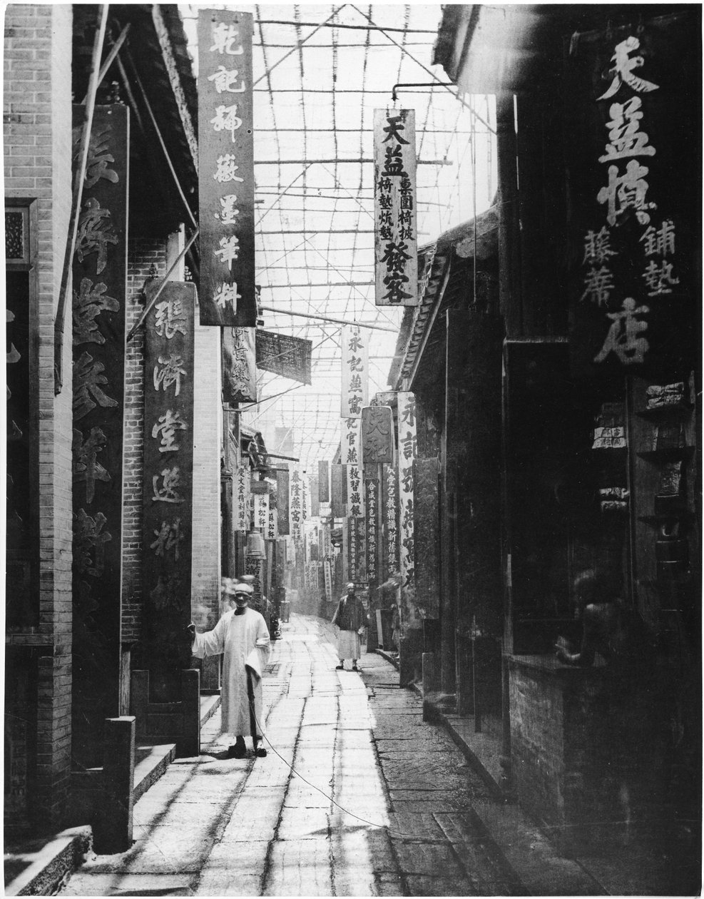 Physic Street, Canton, asi 1867-72 (černobílá fotografie) od John Thomson