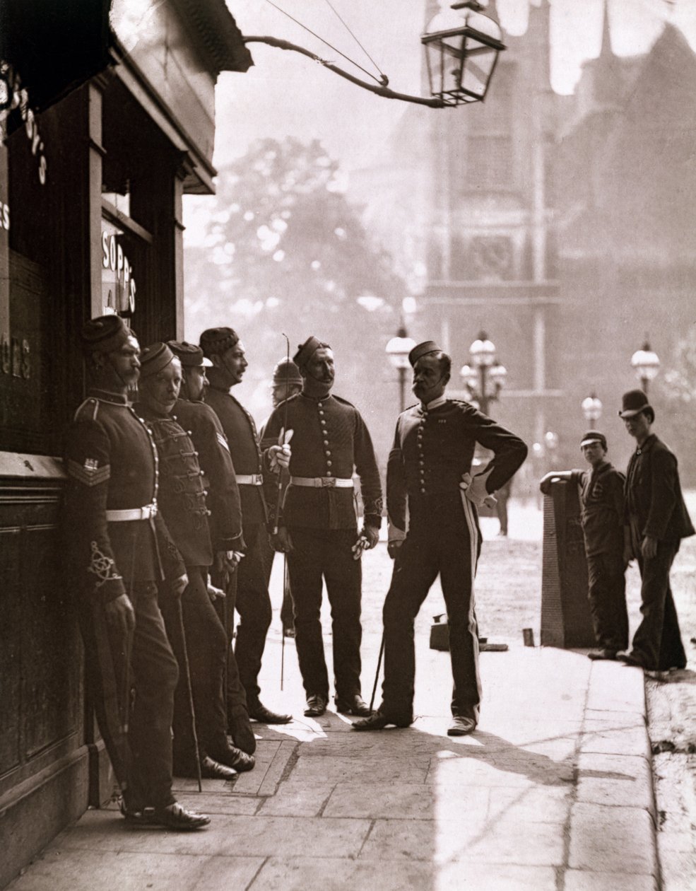 Nábor seržantů ve Westminsteru, 1876-77 (woodburytype) od John Thomson