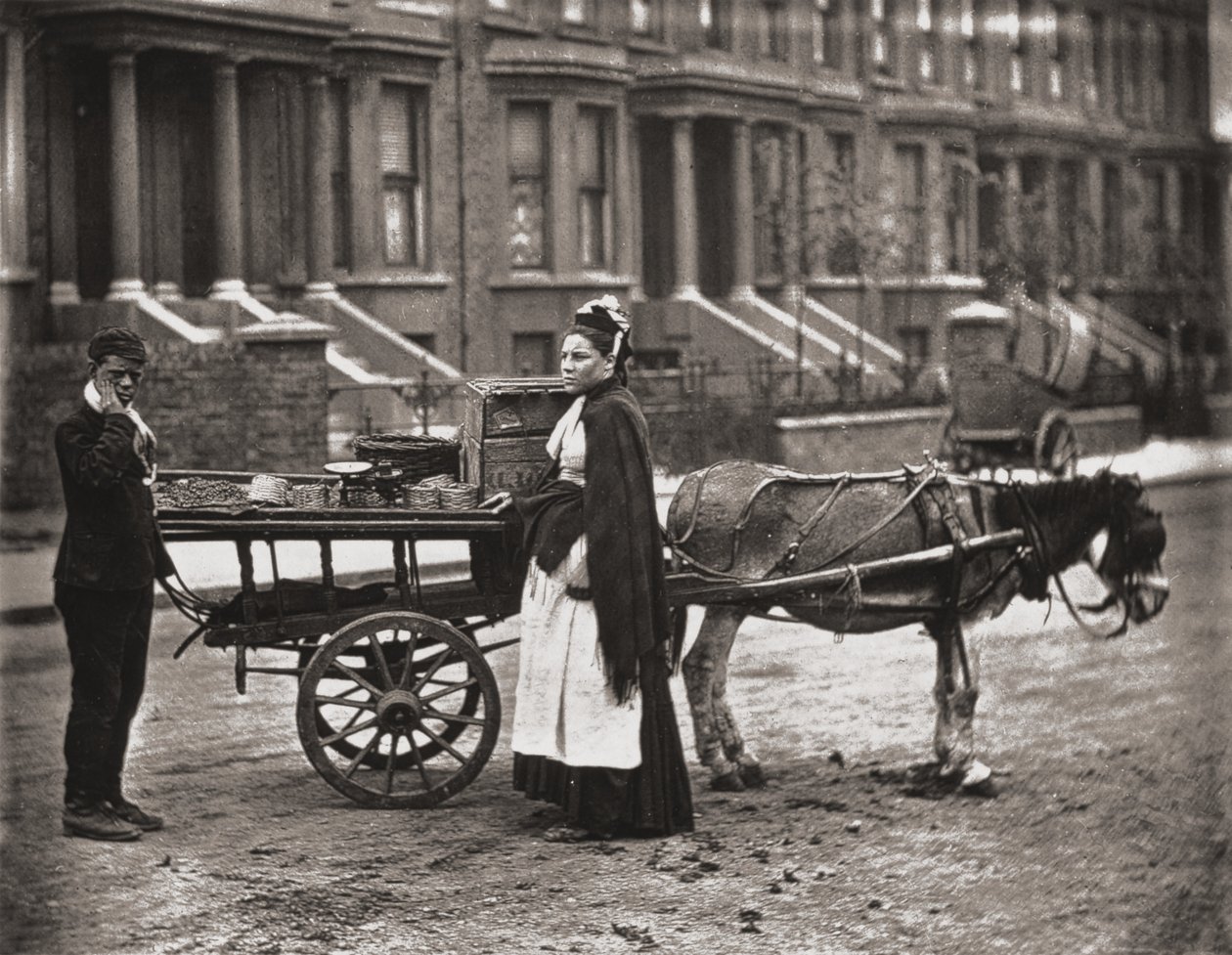 "Jahody. Všechny zralé! All ripe!", z knihy "Street Life in London", J. Thomson a Adolphe Smith, 1877. od John Thomson