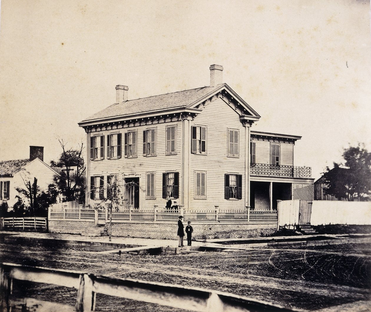 Abraham Lincoln pózuje před svým Springfieldem, Massachusetts Home, cca 1860-1870 (tisk alba) od John Adams Whipple