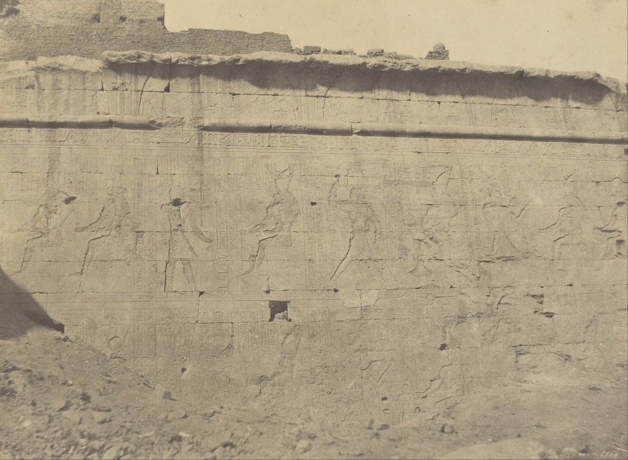 Edfu, sochy a nápisy východní fasády ohradní zdi od John Beasly Greene