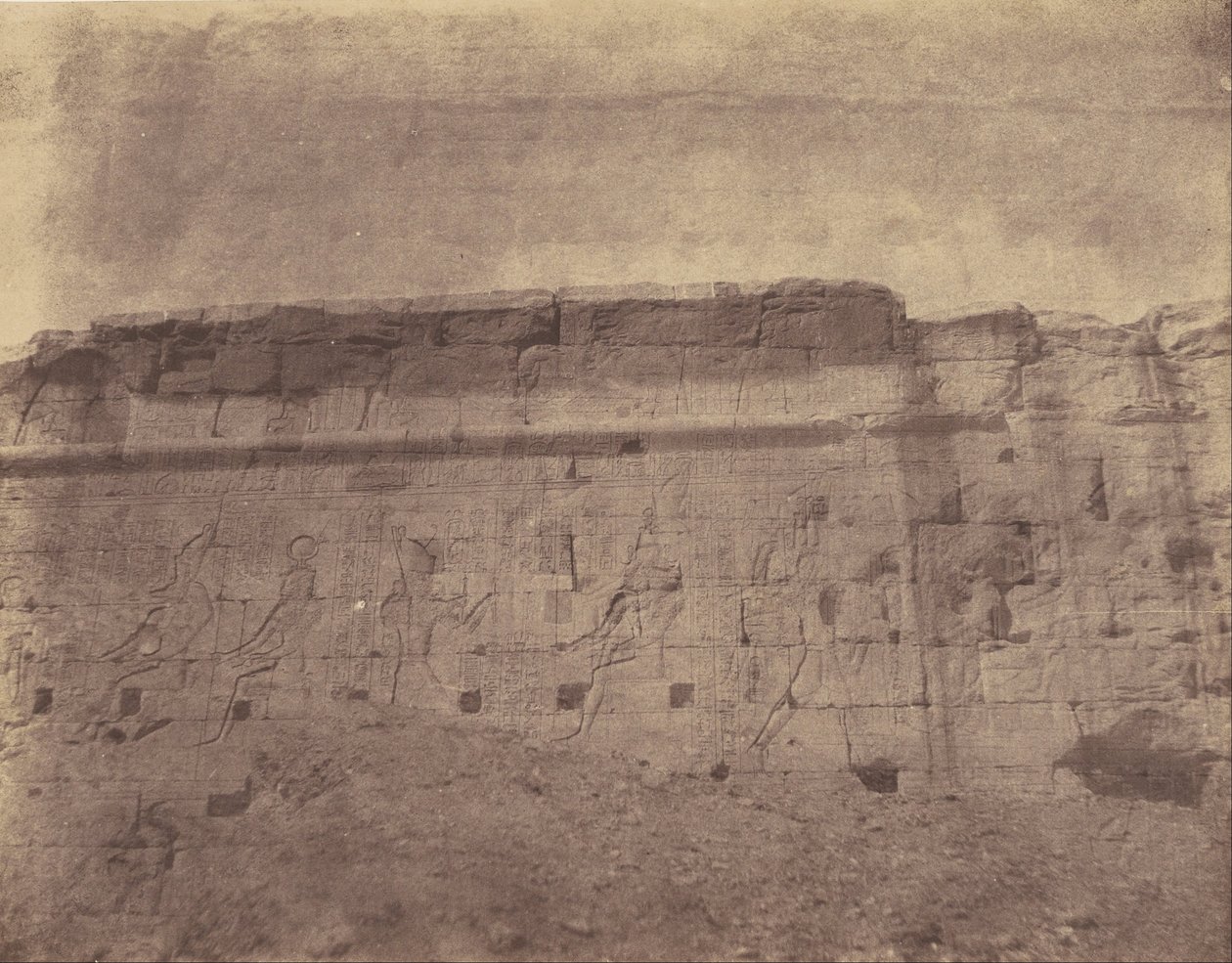 Edfu, sochy a nápisy východní fasády ohradní zdi od John Beasly Greene