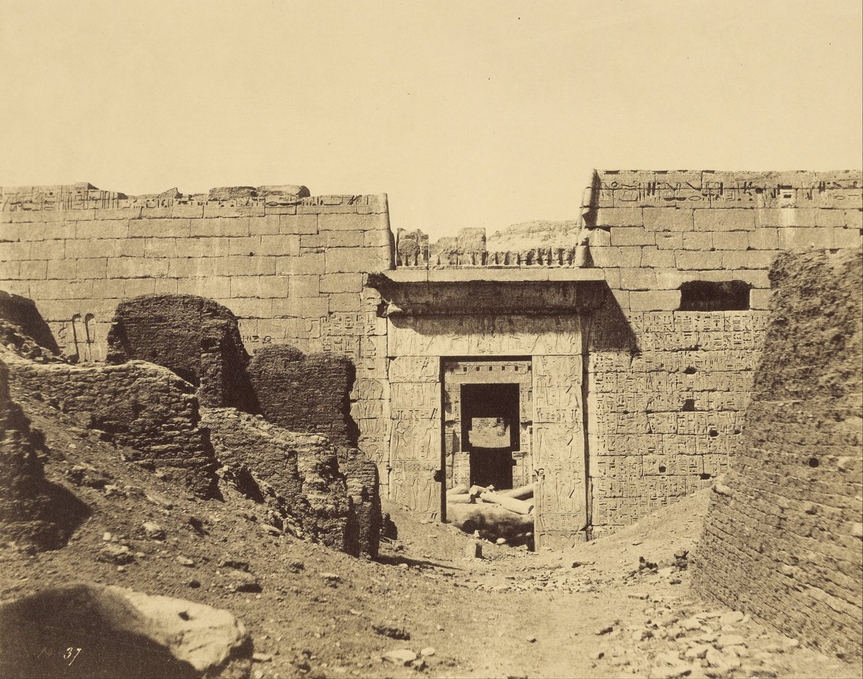 Medinet-Habu, palác Ramses Méïamoun, vchod do druhého dvora od John Beasly Greene