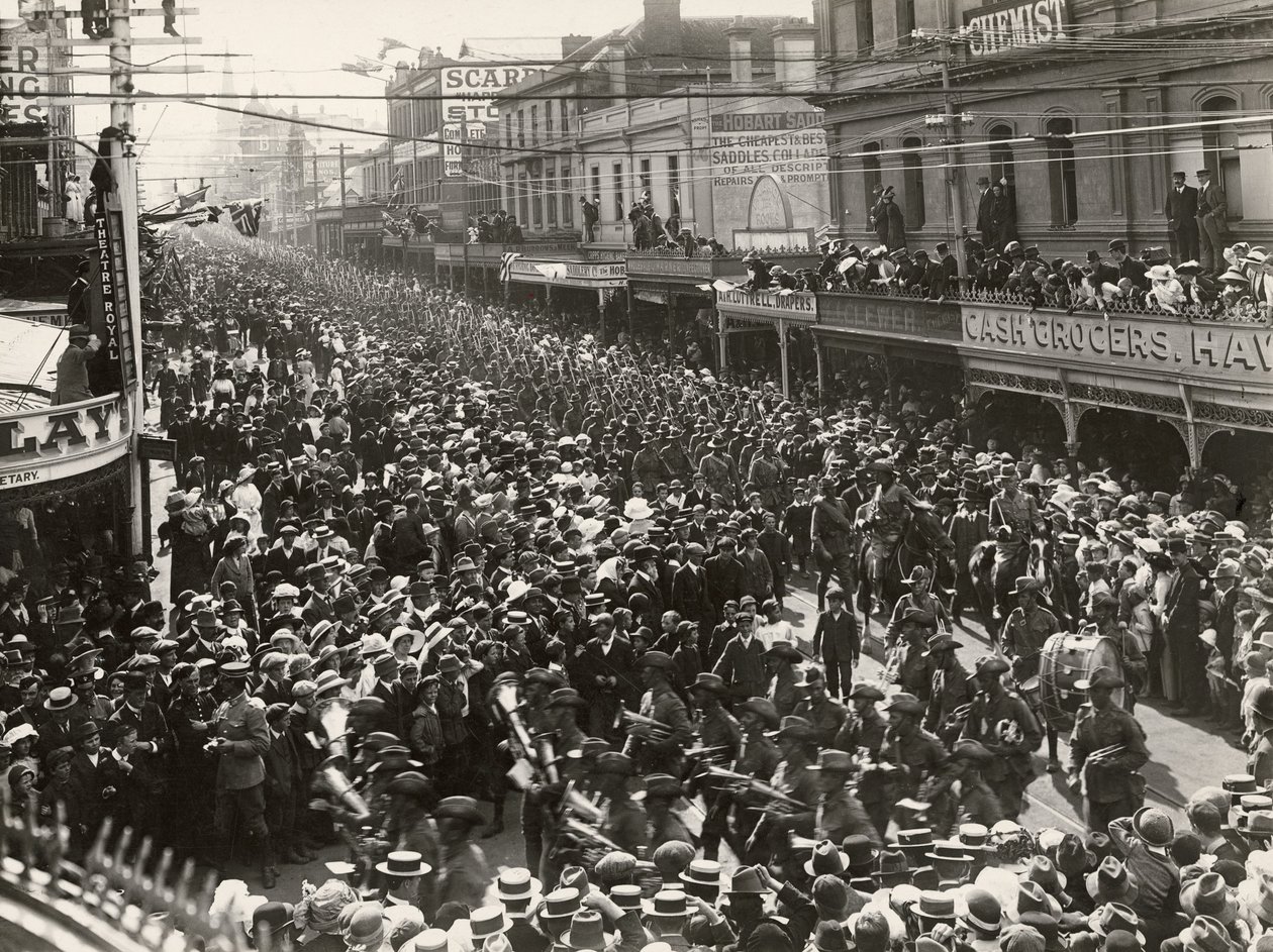 12. prapor AIF pochoduje městem před odjezdem do zámoří, Hobart, Tasmánie, 14. října 1914. od John Beattie