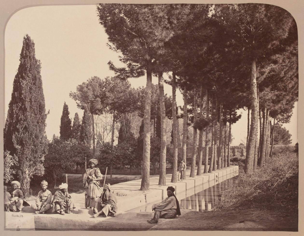 Afghánští domorodci odpočívají v Baburových zahradách, Jalalabad, 1878 od John Burke