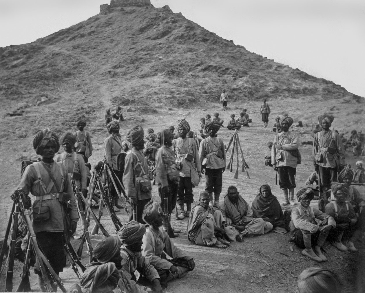 Zastavení vězňů z Bassaule s doprovodem 45. domorodé pěchoty na Khurd Khyber, 1878-79 od John Burke