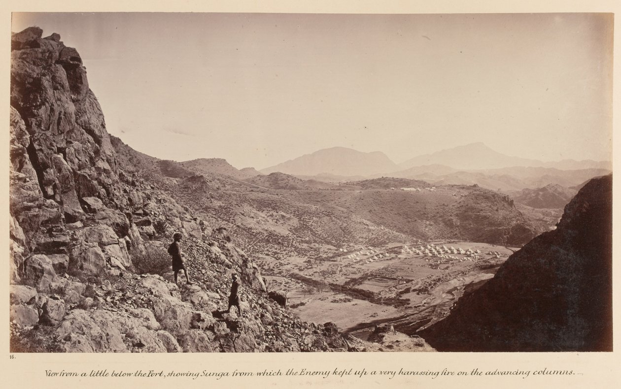 ?Pohled trochu pod pevností, ukazující Sungu, ze které nepřítel udržoval velmi otravnou palbu na postupující kolony?, 1878 od John Burke