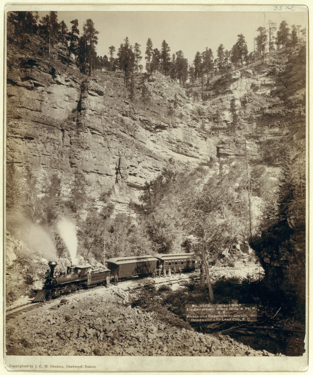 Vlak projíždějící Elk Canyonem (černobílá fotografie) od John C. H. Grabill