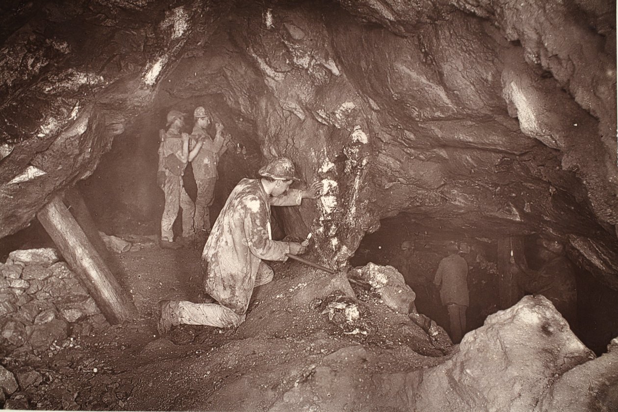 Heave, pohled na východ, důl Blue Hills, ilustrace z „Mongst mines and mineers, nebo Underground Scenes by Flash-Light“ od J. C. Burrowse a Williama Thomase, hospoda. 1893 (sépiová fotografie) od John Charles Burrow
