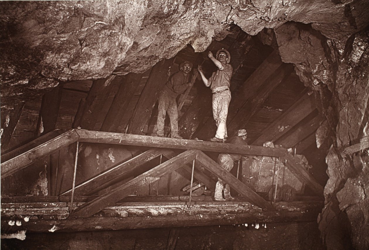 Most, důl East Pool, ilustrace z „Mongst mines and mineers, or Underground Scenes by Flash-Light“ od J.C. Burrowse a Williama Thomase, hospoda. 1893 (sépiová fotografie) od John Charles Burrow