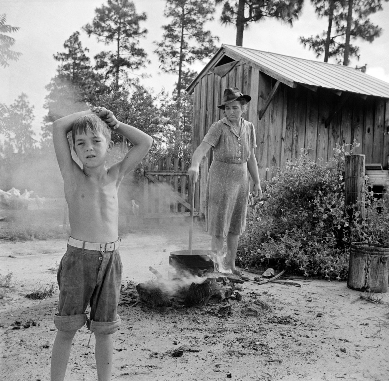 Escambia Farms, Florida. Vařící mycí voda na farmě McLelland od John Collier