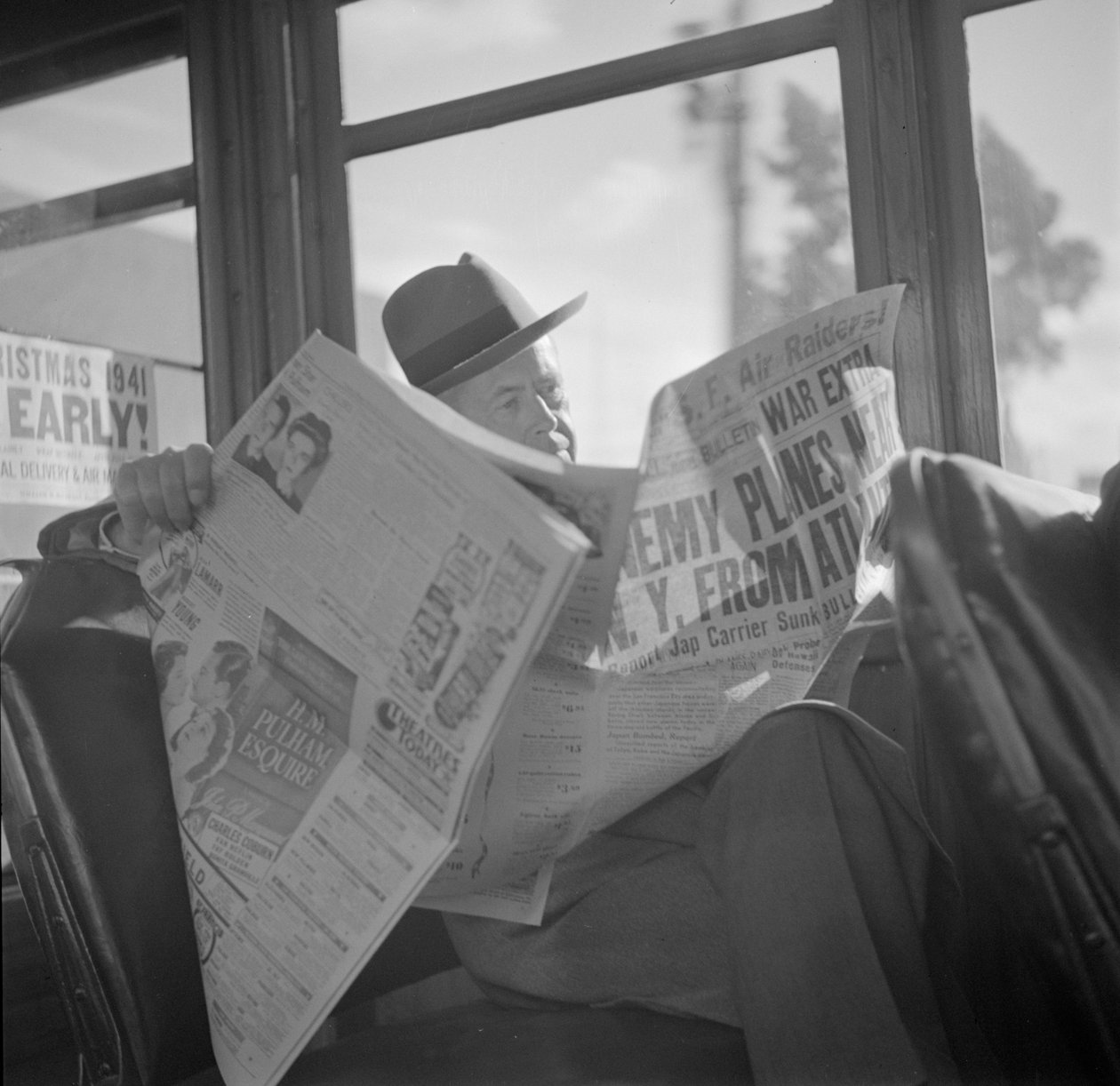 Čtení válečných zpráv na palubě tramvaje v San Franciscu od John Collier