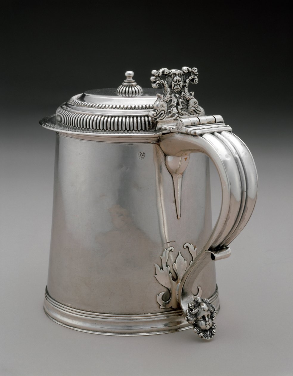 Tankard, 1695-1711 (stříbro) od John Coney