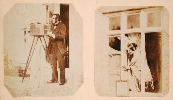 Autoportrét vlevo a Emma Thomasina Llewelyn (1808-81) tisknoucí papírový negativ na slunci vpravo od John Dillwyn Llewelyn