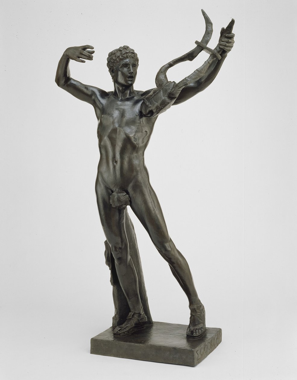 Mladý Sofokles v čele sboru vítězství po bitvě u Salamíny, model 1885, litý 1911 (bronz se zelenou patinou) od John Donoghue