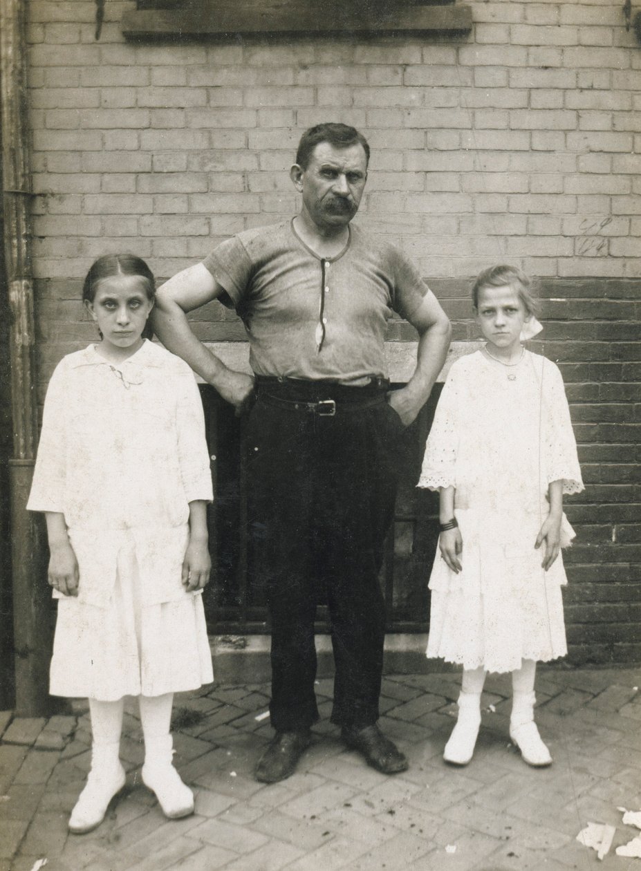 Dělník a jeho dcery, Kensington, Philadelphia od John Frank Keith