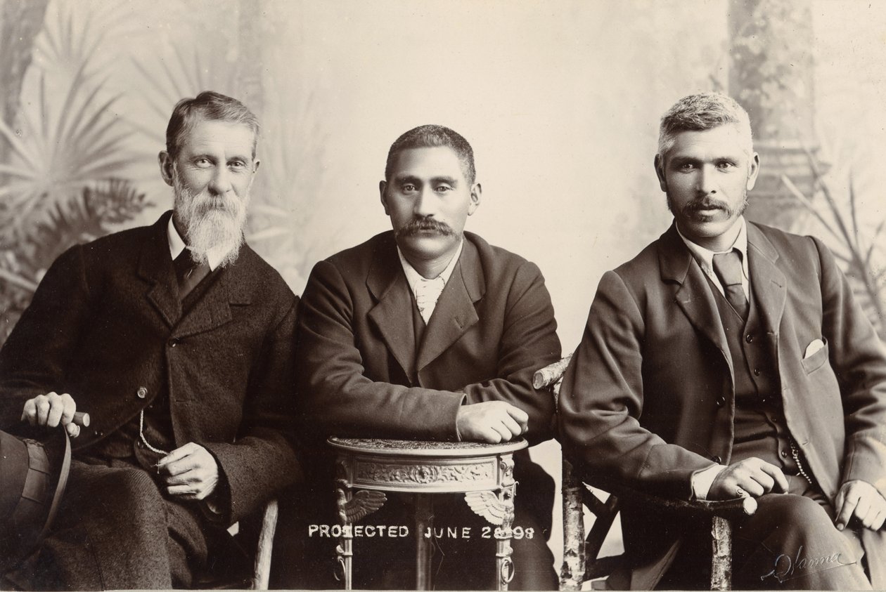 William Australia Graham, král Mahuta Tawhaio a Tahuna Heirangi, červen 1898 (stříbrný želatinový tisk) od John Hanna