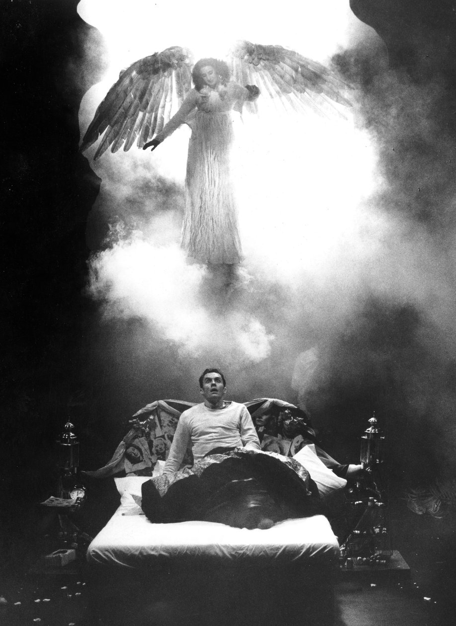 Andělé v Americe (Angels In America), jehož autorem je Tony Kushner od John Haynes