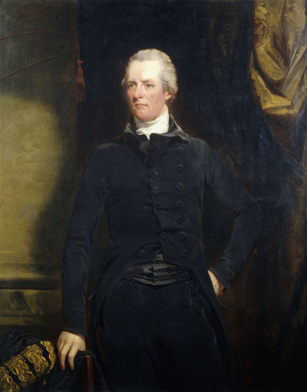 Portrét Williama Pitta, stojícího tři čtvrtiny délky v tmavé bundě a kalhotách, od John Hoppner