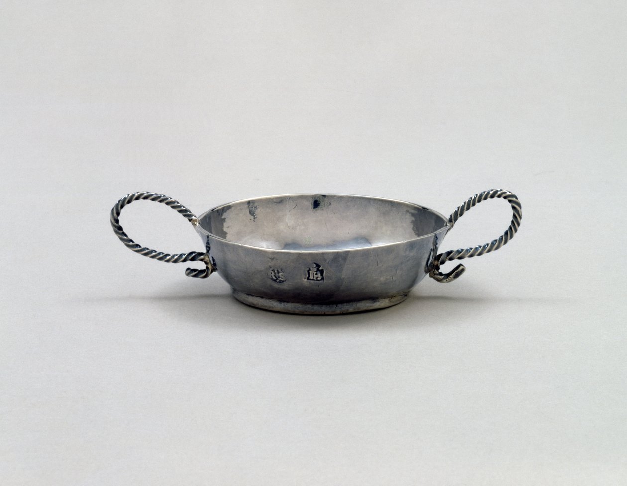 Dram cup, 1655-54 (stříbrný) od John Hull and Robert Sanderson John Hull and Robert Sanderson