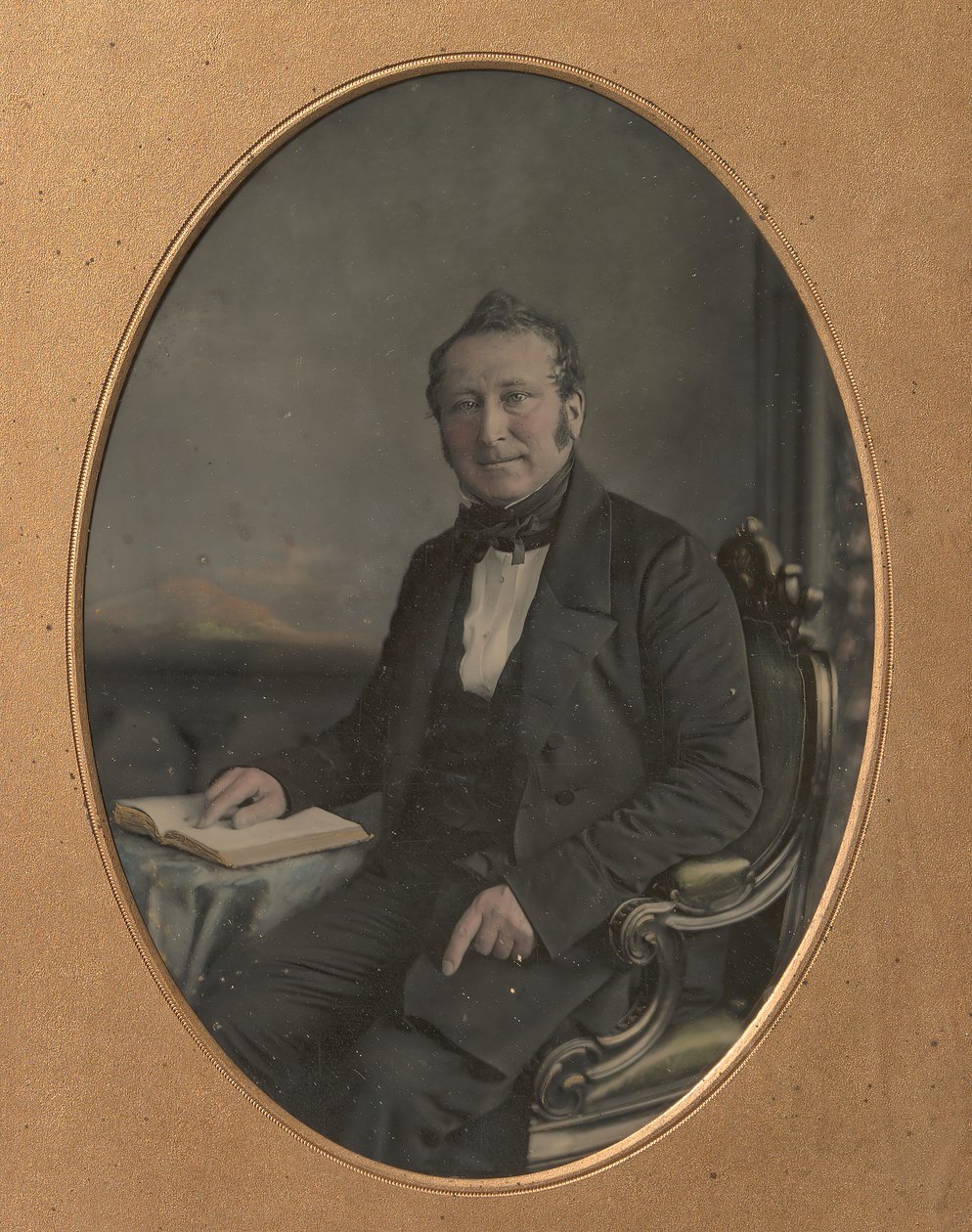 Sedící muž ukazující na průchod v otevřené knize, 50. léta 19. století. od John Jabez Edwin Mayall