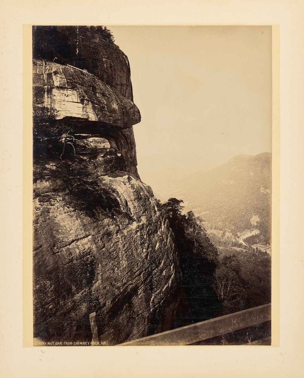 Hickory Nut Gap, pohled z Chimney Rocku v Severní Karolíně od John K. Hillers