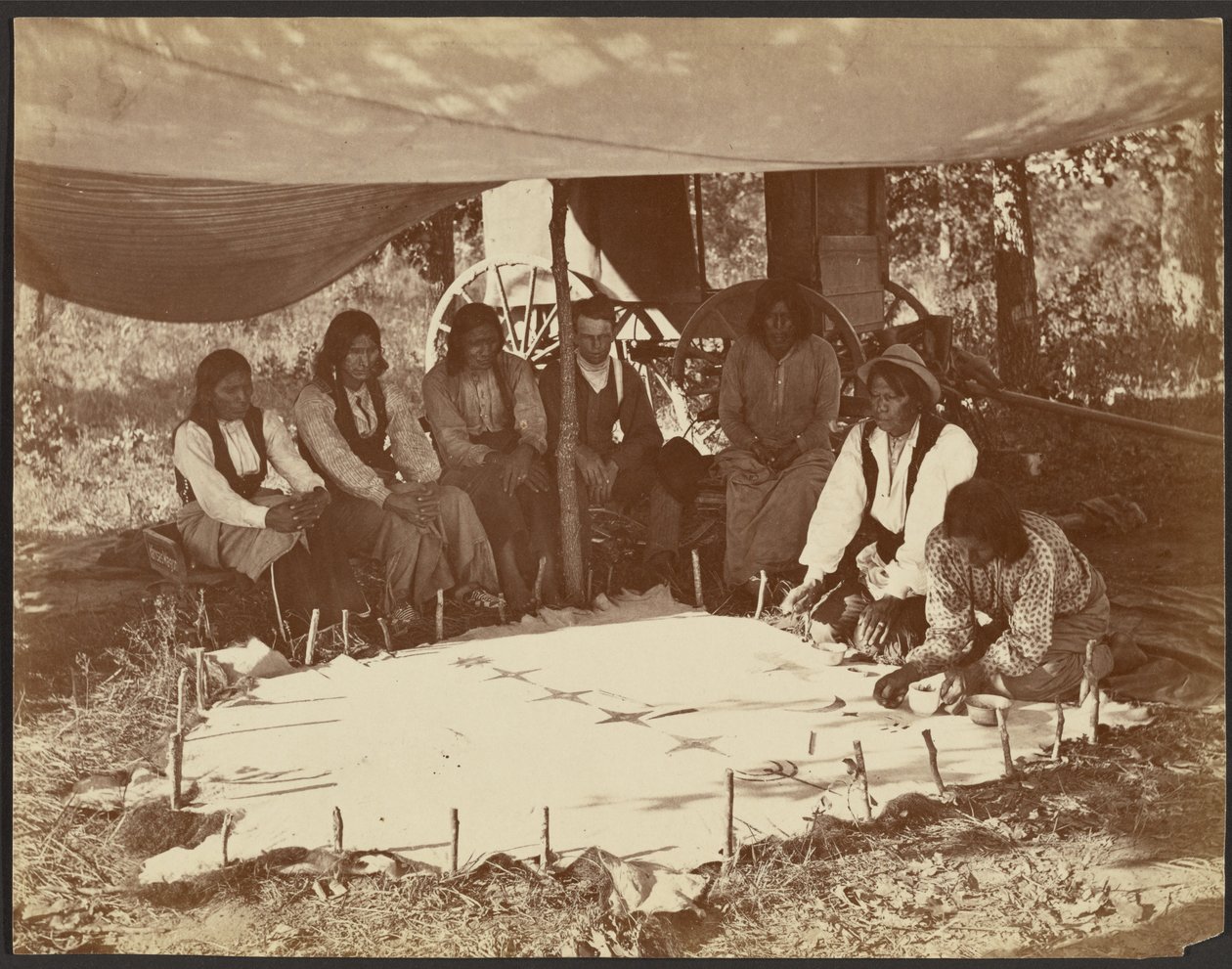 Kiowové malující roucho, Fort Sill, Indiánské teritorium od John K. Hillers