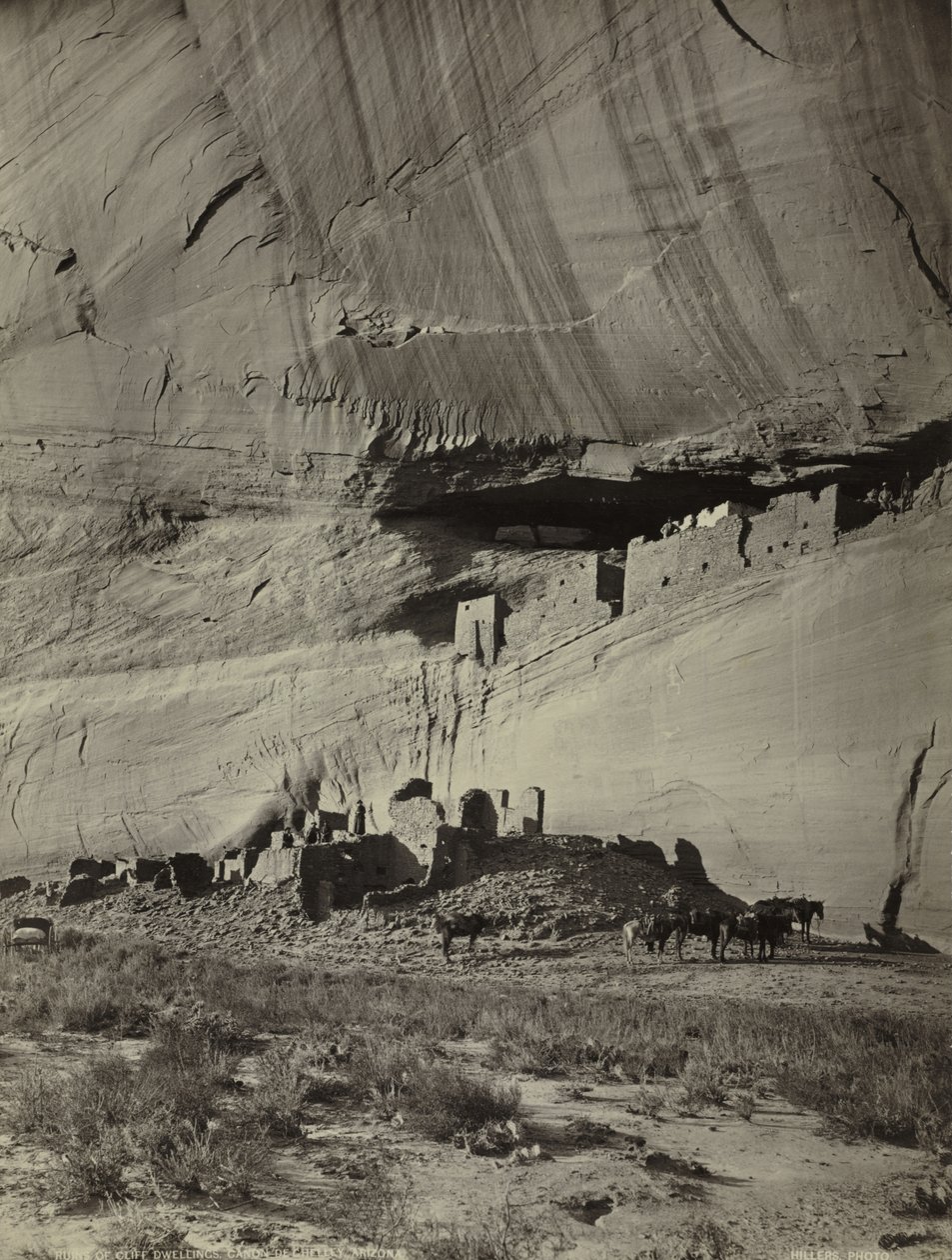 Ruiny skalních obydlí, Cañon de Chelly, Arizona od John K. Hillers