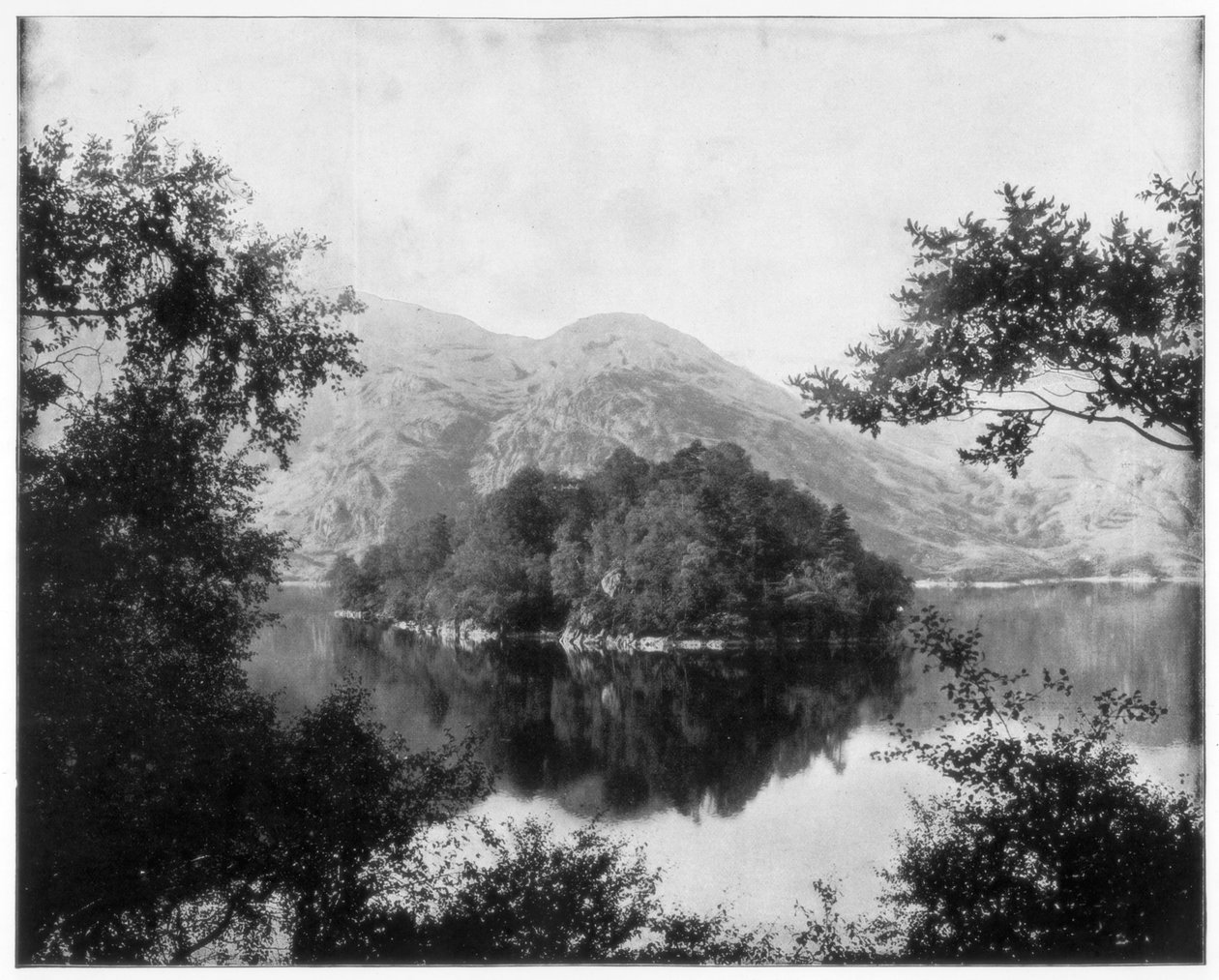 Ellens Isle, Loch Katrine, Skotsko, konec 19. století od John L. Stoddard