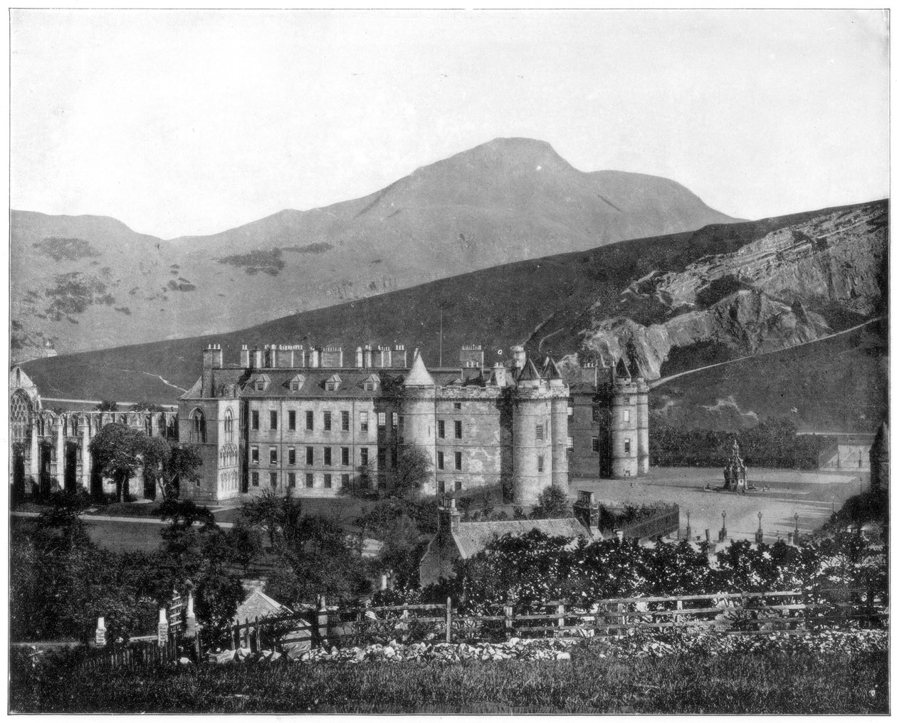 Holyrood Palace, Edinburgh, Skotsko, konec 19. století od John L. Stoddard