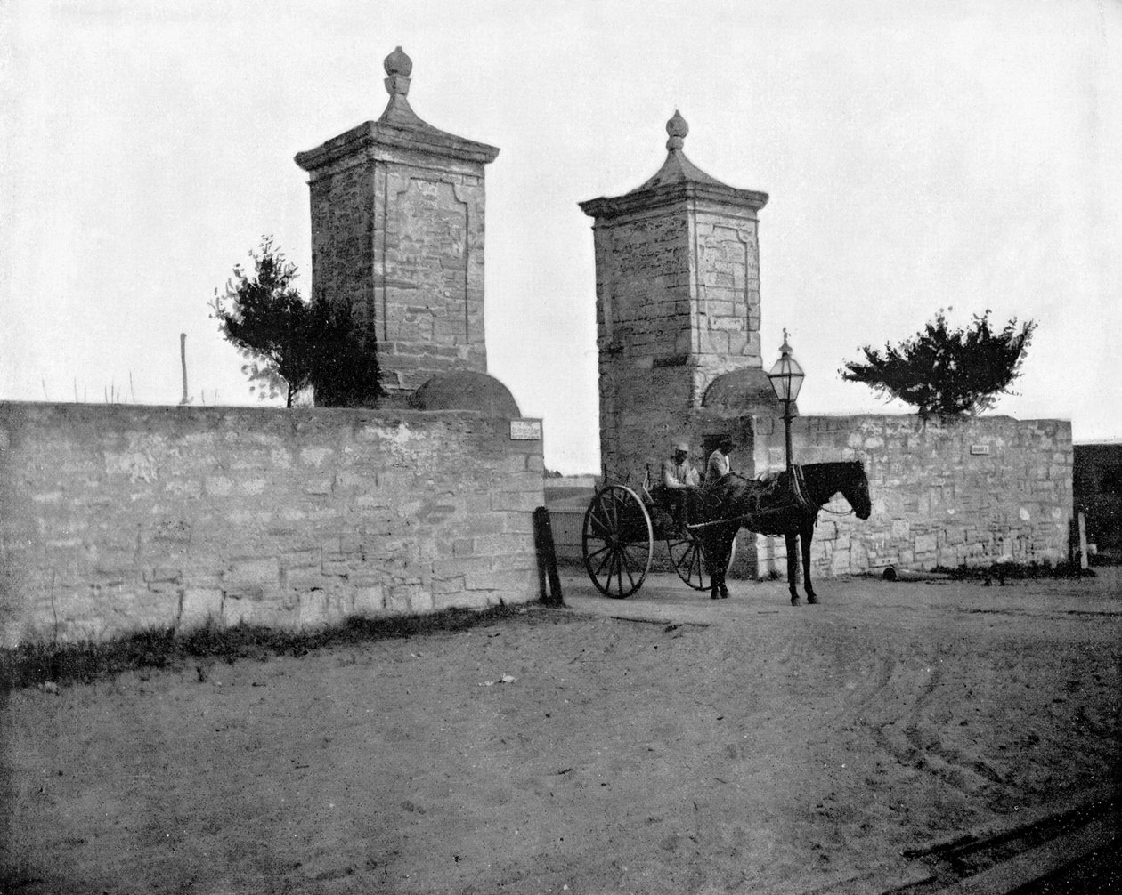The Old City Gate, St Augustine, Florida, USA, 1893. od John L. Stoddard