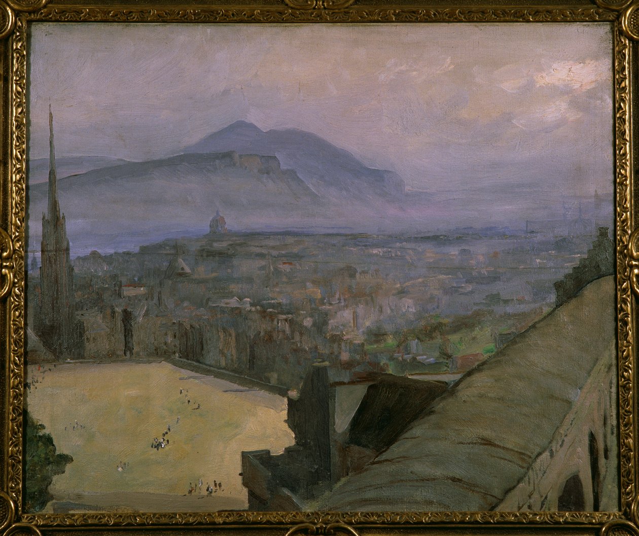 Pohled na Edinburgh z hradu, pohled přes Esplanade směrem k Arthur