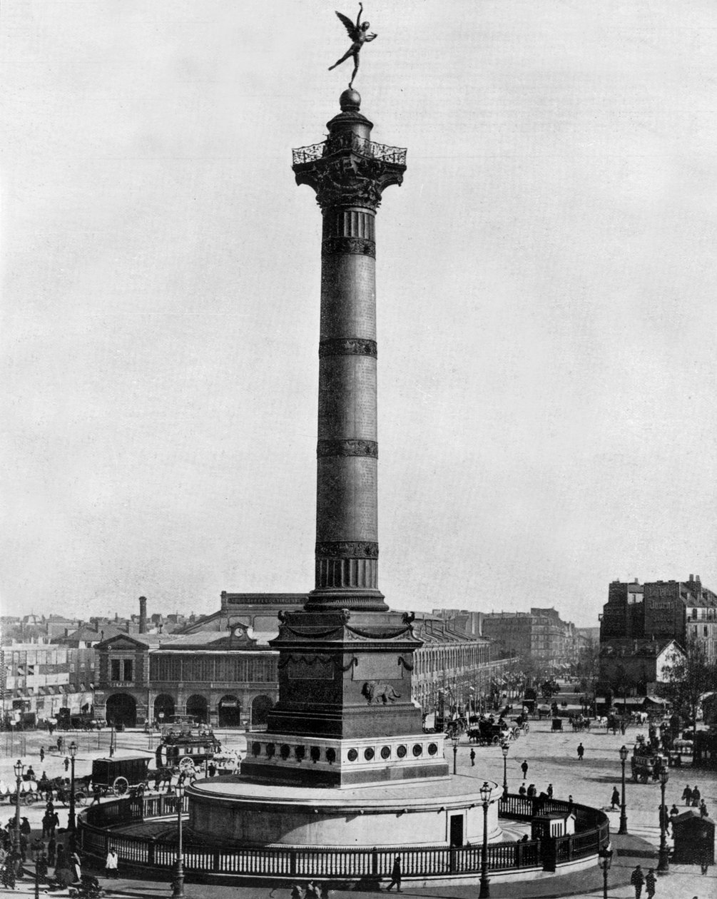 Náměstí Bastille v Paříži s červencovým sloupem postaveným v roce 1834 (černobílá fotografie) od John Lawson Stoddard
