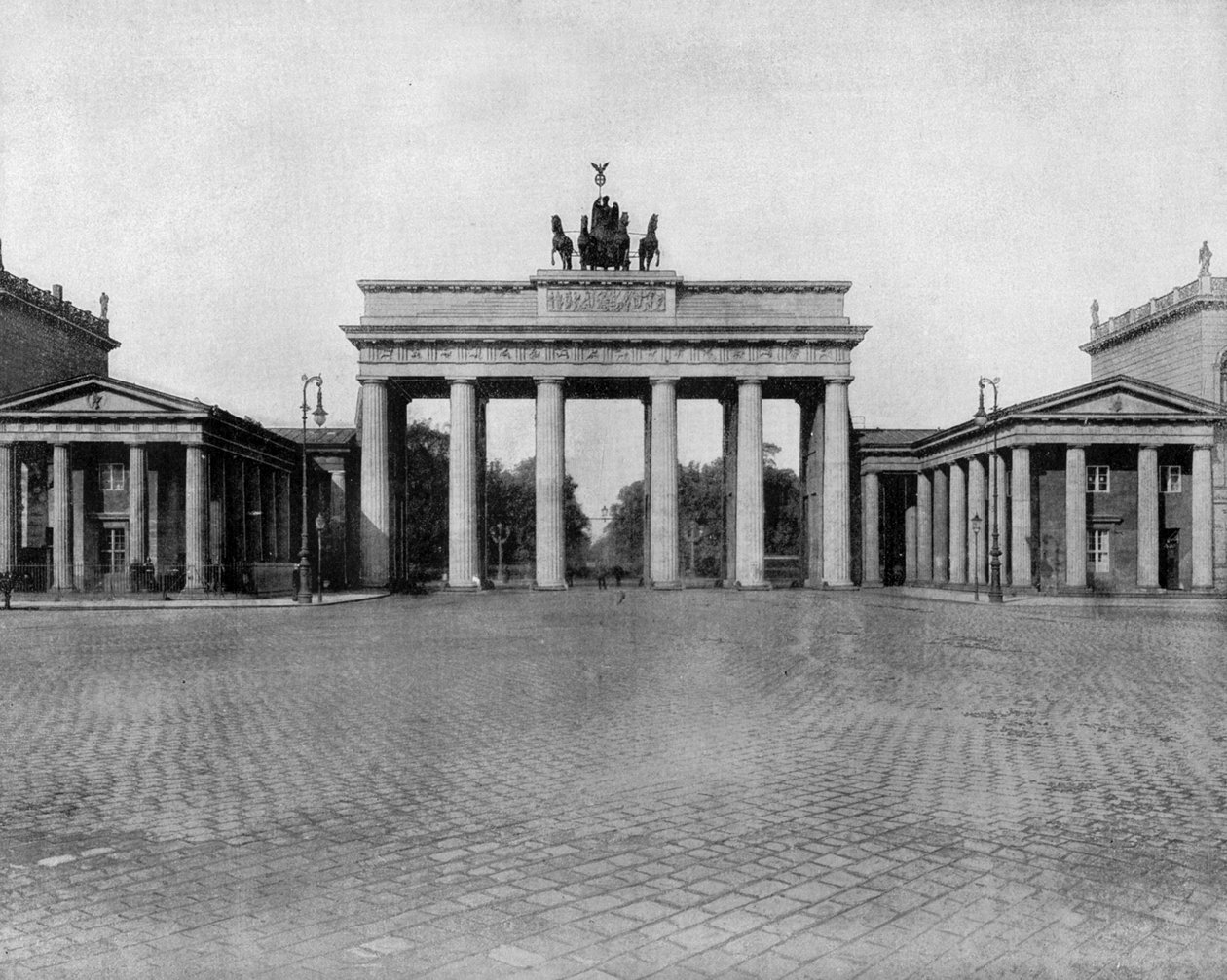Braniborská brána v Berlíně v Německu (černobílá fotografie) od John Lawson Stoddard
