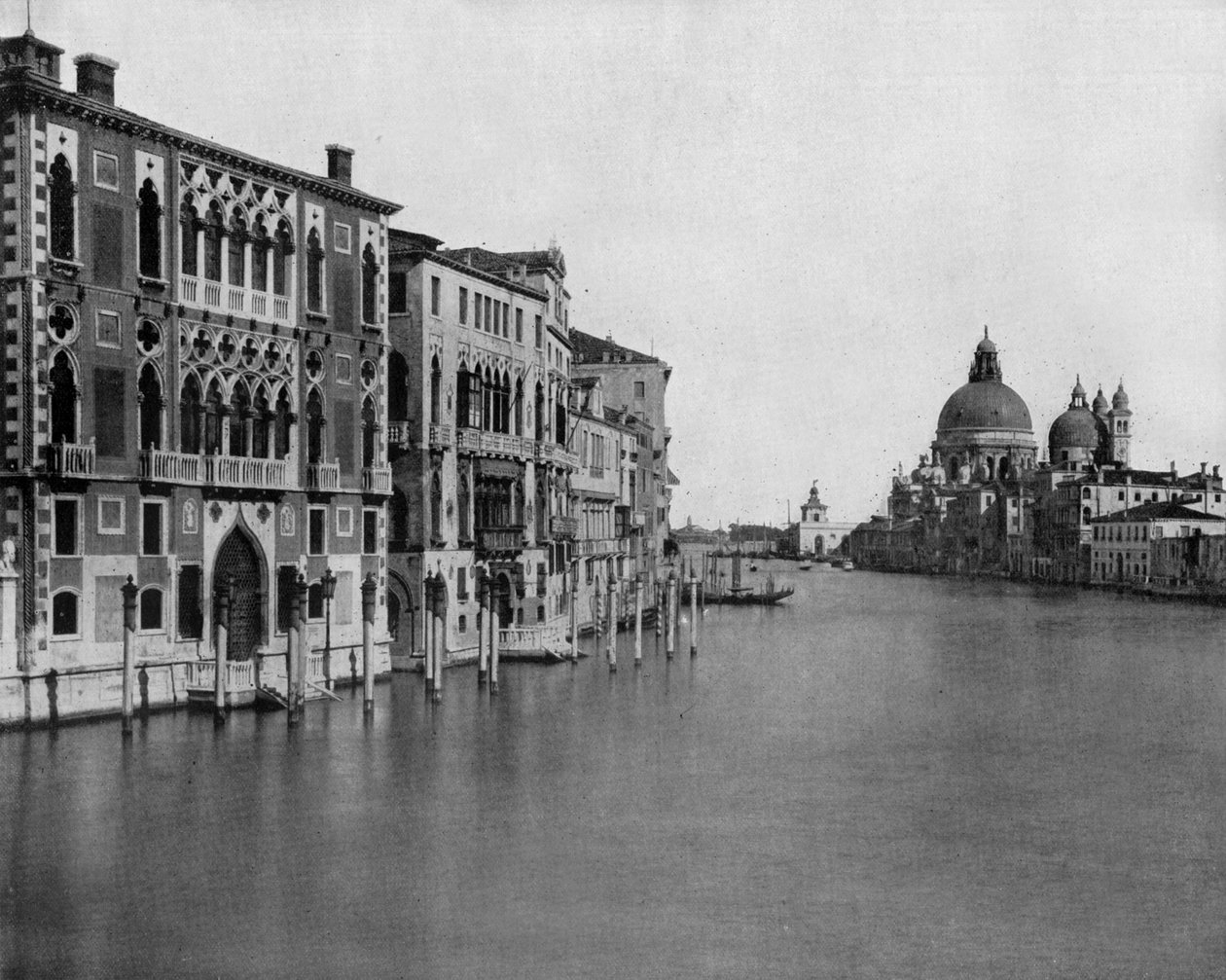 Canal Grande v Benátkách (černobílá fotografie) od John Lawson Stoddard
