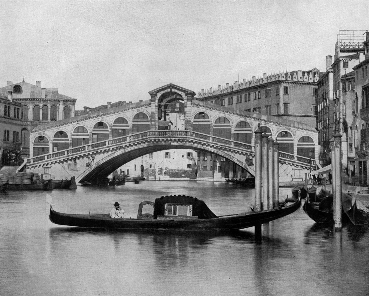 Most Rialto v Benátkách (černobílá fotografie) od John Lawson Stoddard