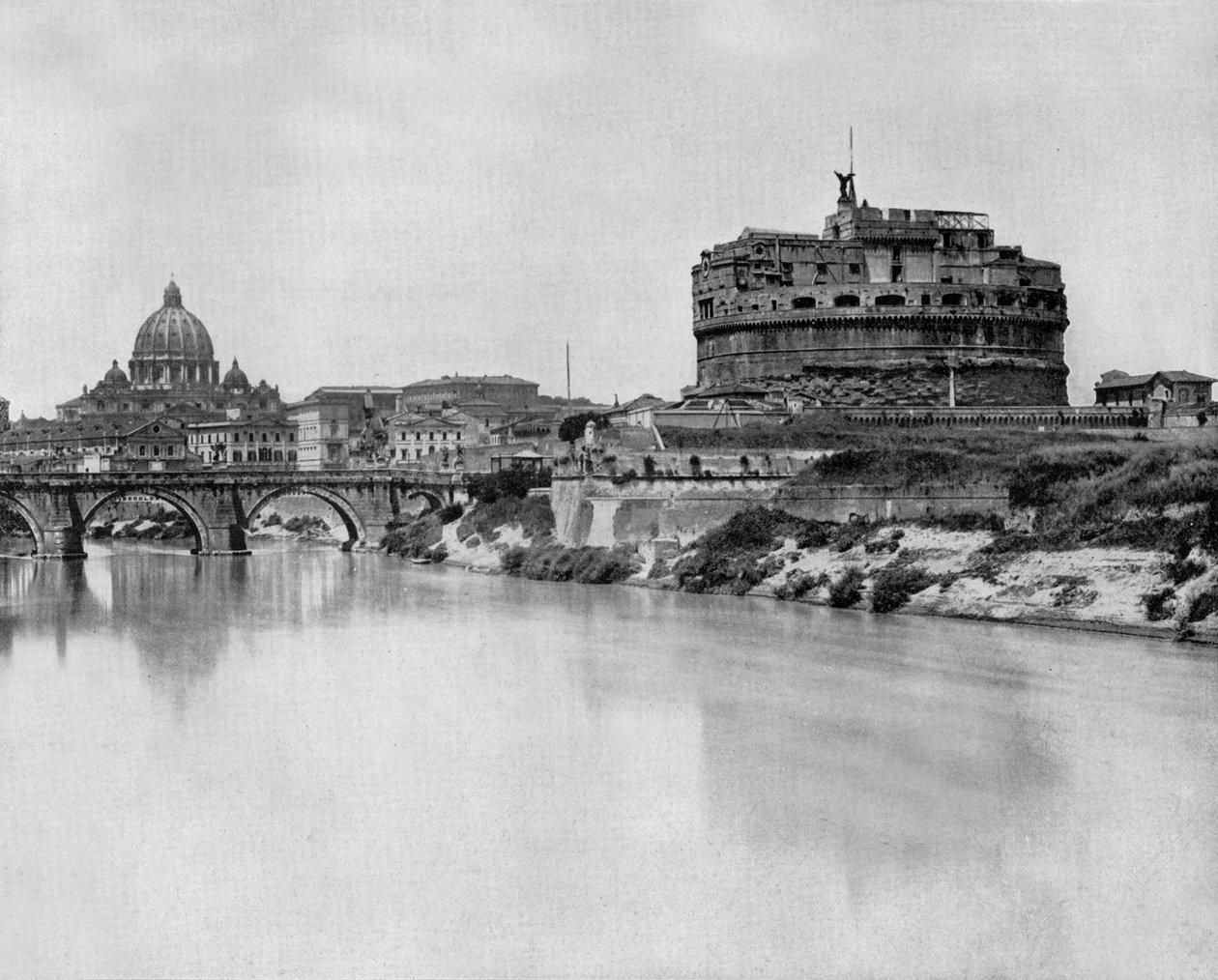 Hrad San Angelo a most přes řeku Tiberu, v pozadí: bazilika svatého Petra v Římě (č/b foto) od John Lawson Stoddard