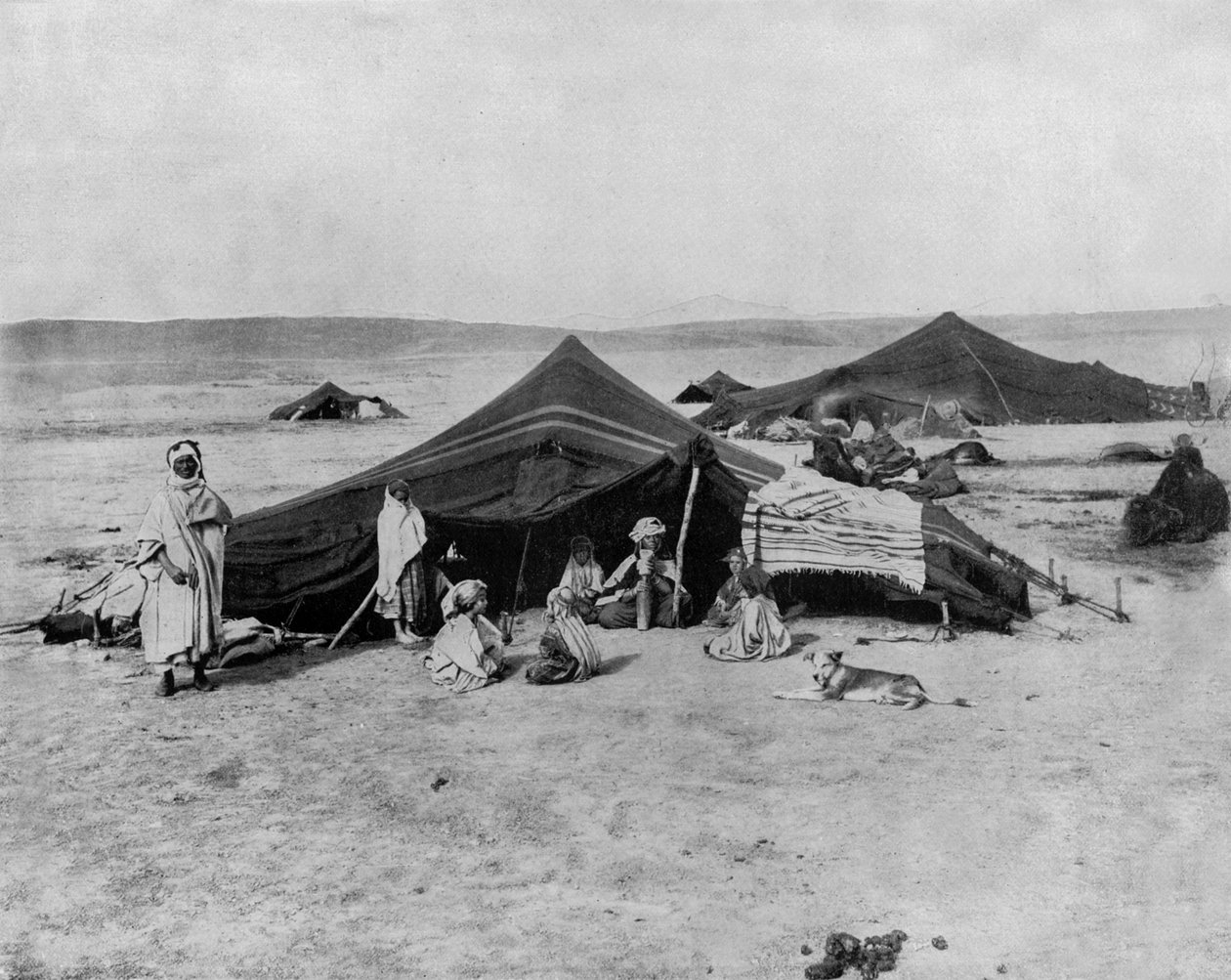 kemp v saharské poušti v Africe (černobílá fotografie) od John Lawson Stoddard