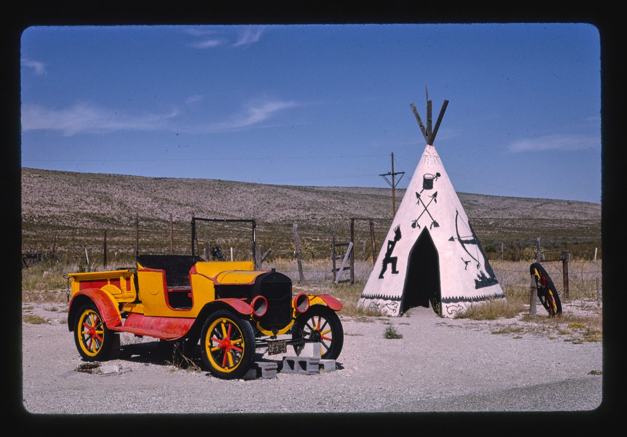 Apache Canyon Trading Post, teepee a auto, silnice 62 a 180, Whites City, Nové Mexiko, USA od John Margolies