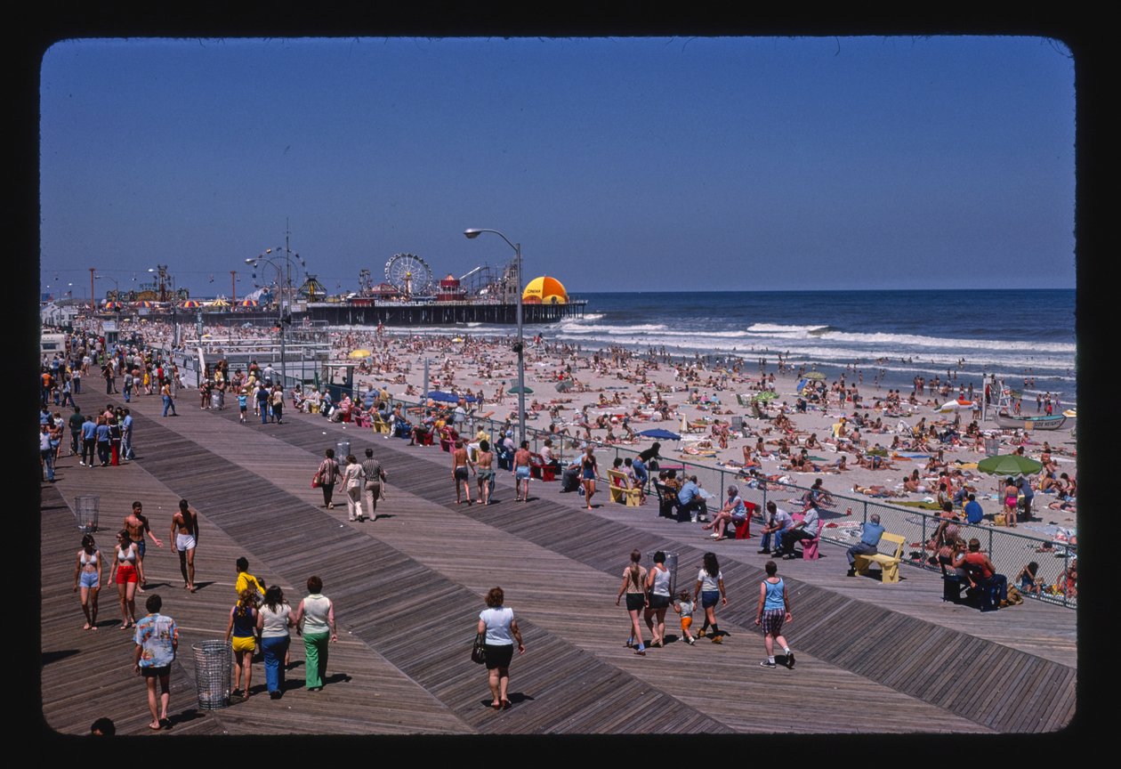 Promenáda, pláž, kasino Pier, Seaside Heights, New Jersey, USA od John Margolies